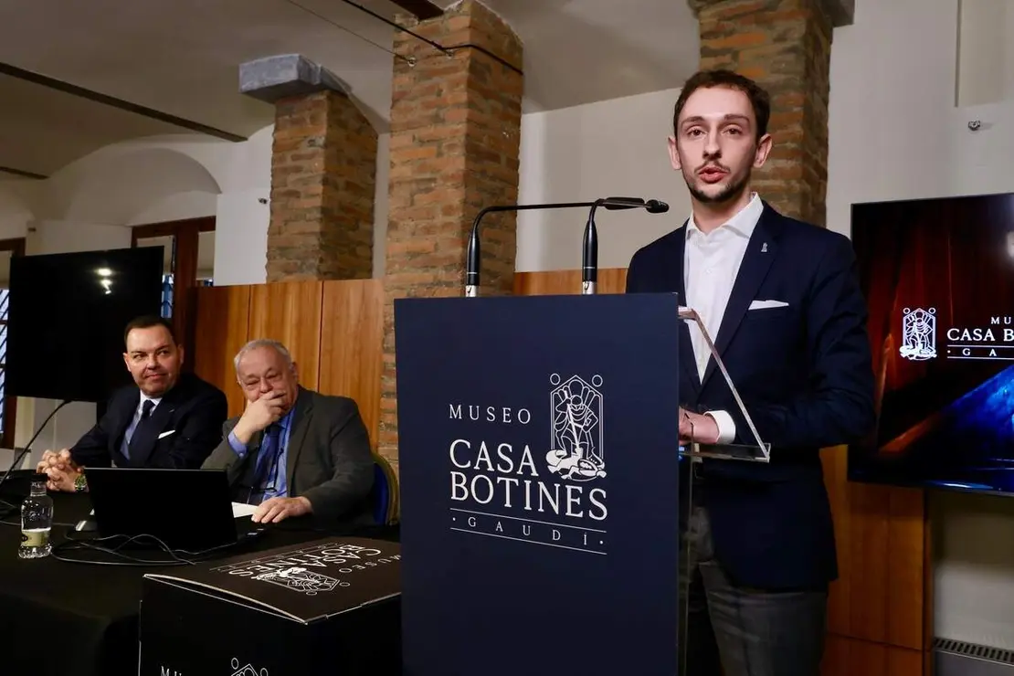 El consejero de Cultura, Turismo y Deporte, Gonzalo Santonja, presenta la participaci&oacute;n de la Junta de Castilla y Le&oacute;n para conmemorar el A&ntilde;o Gaud&iacute; 2026 junto al director general de la Fundaci&oacute;n Obra Social Castilla y Le&oacute;n, Jos&eacute; Mar&iacute;a Viejo, y el conservador jefe del Museo Casa Botines Gaud&iacute;, Carlos Varela.