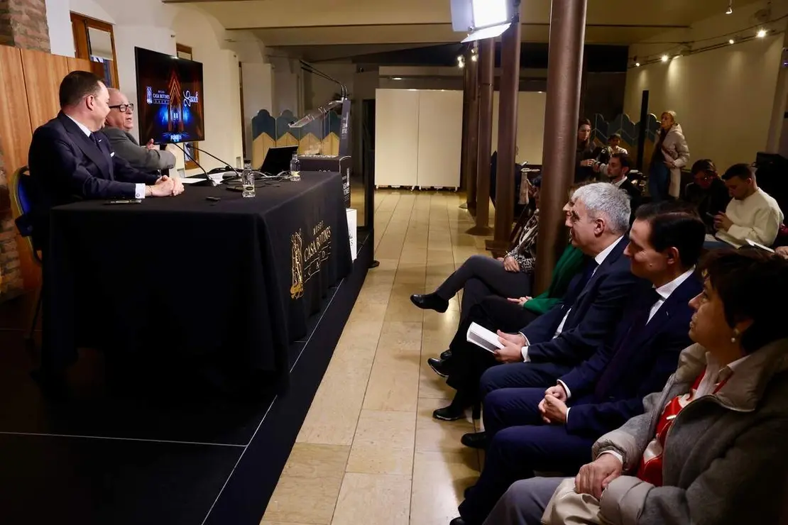 El consejero de Cultura, Turismo y Deporte, Gonzalo Santonja, presenta la participaci&oacute;n de la Junta de Castilla y Le&oacute;n para conmemorar el A&ntilde;o Gaud&iacute; 2026 junto al director general de la Fundaci&oacute;n Obra Social Castilla y Le&oacute;n, Jos&eacute; Mar&iacute;a Viejo, y el conservador jefe del Museo Casa Botines Gaud&iacute;, Carlos Varela.
