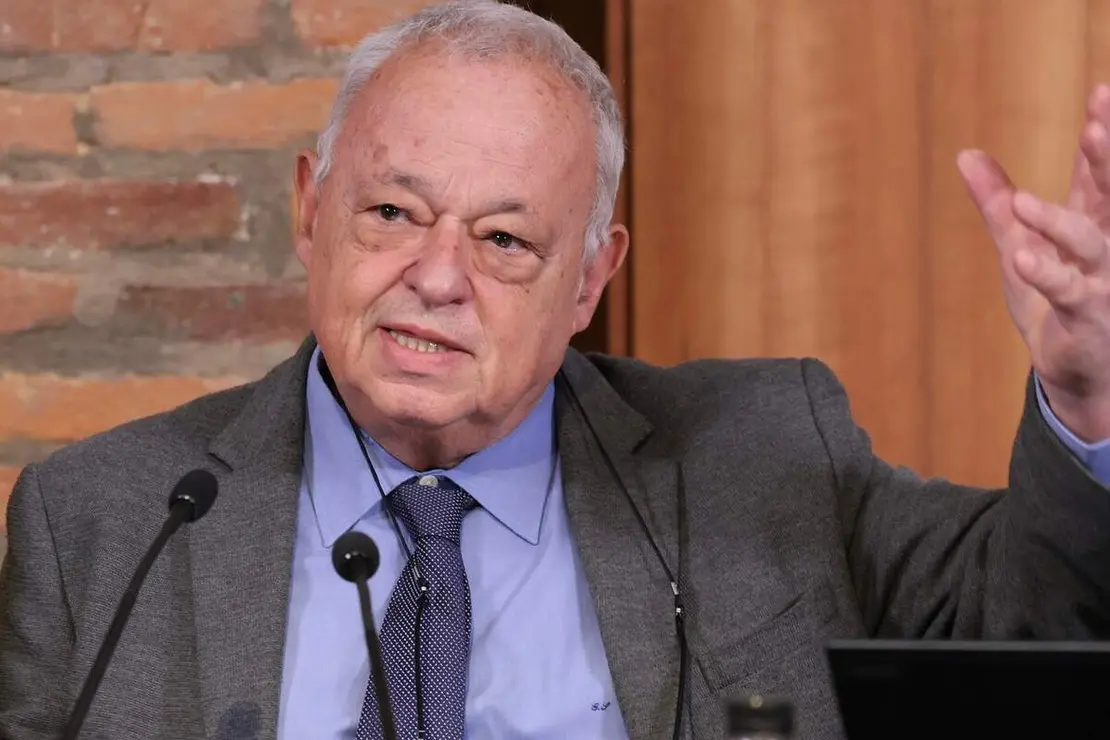 El consejero de Cultura, Turismo y Deporte, Gonzalo Santonja, presenta la participaci&oacute;n de la Junta de Castilla y Le&oacute;n para conmemorar el A&ntilde;o Gaud&iacute; 2026 junto al director general de la Fundaci&oacute;n Obra Social Castilla y Le&oacute;n, Jos&eacute; Mar&iacute;a Viejo, y el conservador jefe del Museo Casa Botines Gaud&iacute;, Carlos Varela.