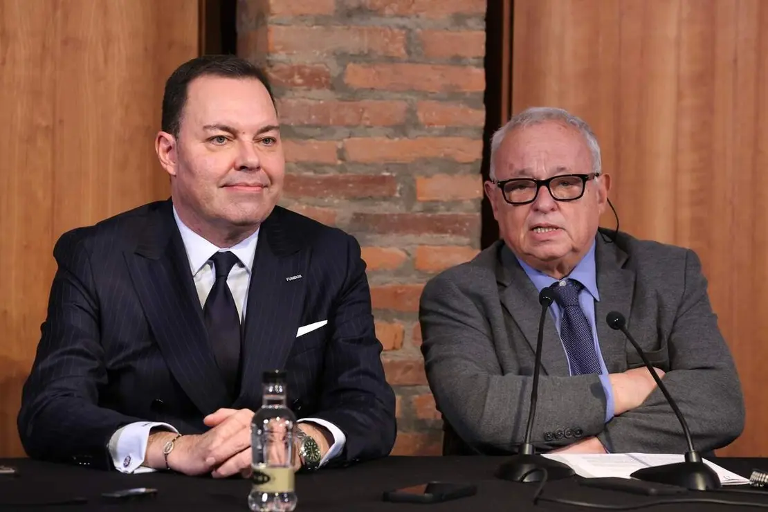 El consejero de Cultura, Turismo y Deporte, Gonzalo Santonja, presenta la participaci&oacute;n de la Junta de Castilla y Le&oacute;n para conmemorar el A&ntilde;o Gaud&iacute; 2026 junto al director general de la Fundaci&oacute;n Obra Social Castilla y Le&oacute;n, Jos&eacute; Mar&iacute;a Viejo, y el conservador jefe del Museo Casa Botines Gaud&iacute;, Carlos Varela.