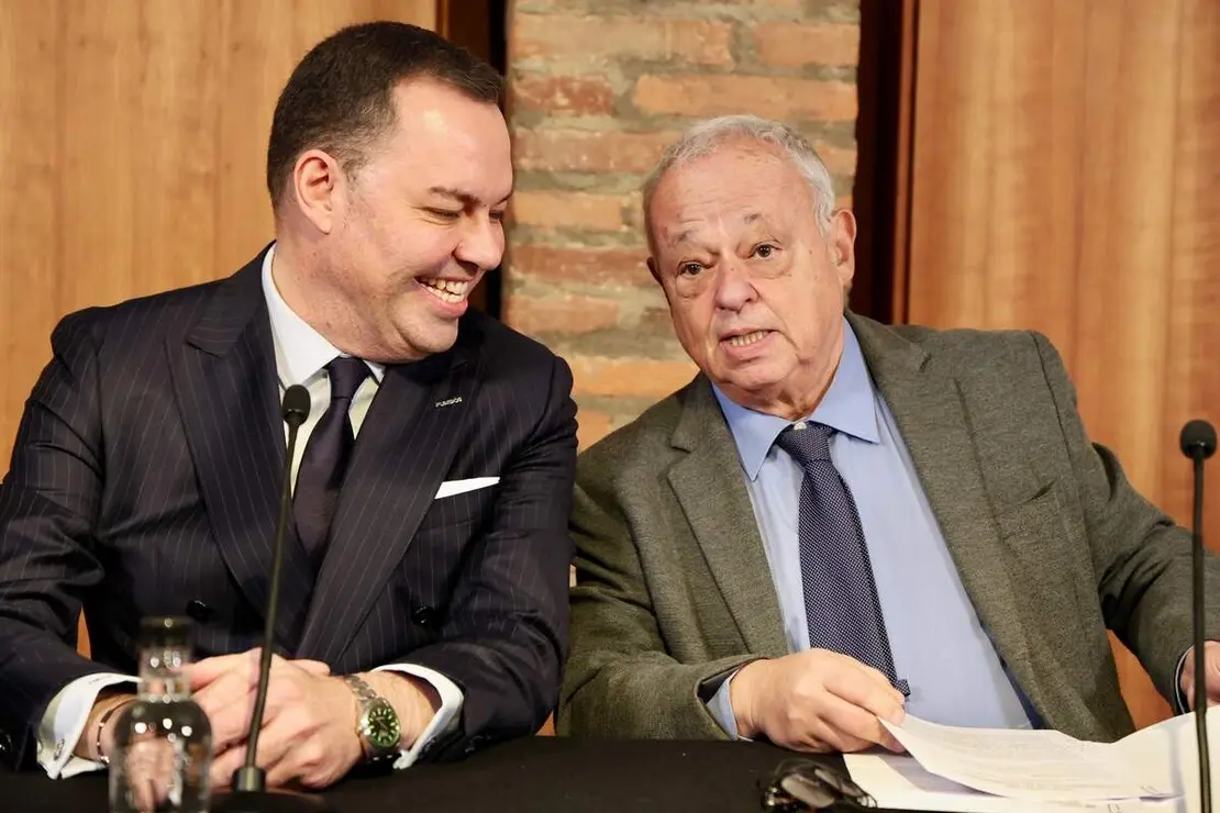El consejero de Cultura, Turismo y Deporte, Gonzalo Santonja, presenta la participaci&oacute;n de la Junta de Castilla y Le&oacute;n para conmemorar el A&ntilde;o Gaud&iacute; 2026 junto al director general de la Fundaci&oacute;n Obra Social Castilla y Le&oacute;n, Jos&eacute; Mar&iacute;a Viejo, y el conservador jefe del Museo Casa Botines Gaud&iacute;, Carlos Varela.