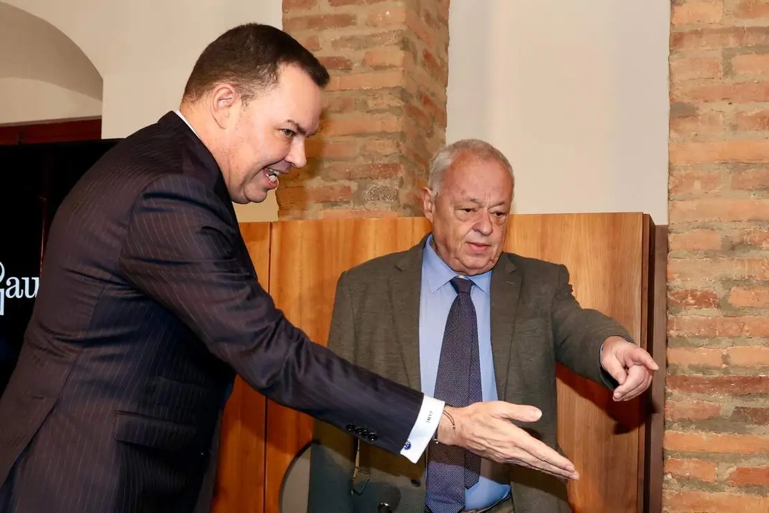 El consejero de Cultura, Turismo y Deporte, Gonzalo Santonja, presenta la participaci&oacute;n de la Junta de Castilla y Le&oacute;n para conmemorar el A&ntilde;o Gaud&iacute; 2026 junto al director general de la Fundaci&oacute;n Obra Social Castilla y Le&oacute;n, Jos&eacute; Mar&iacute;a Viejo, y el conservador jefe del Museo Casa Botines Gaud&iacute;, Carlos Varela.