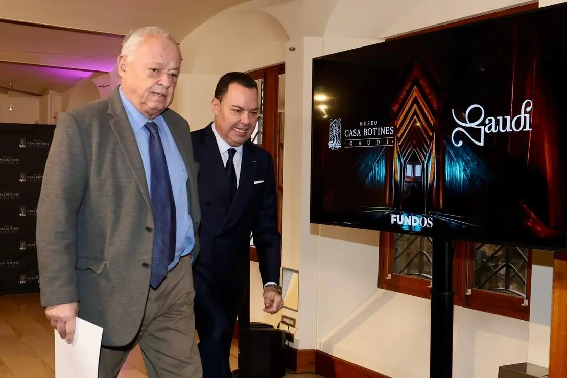 El consejero de Cultura, Turismo y Deporte, Gonzalo Santonja, presenta la participaci&oacute;n de la Junta de Castilla y Le&oacute;n para conmemorar el A&ntilde;o Gaud&iacute; 2026 junto al director general de la Fundaci&oacute;n Obra Social Castilla y Le&oacute;n, Jos&eacute; Mar&iacute;a Viejo, y el conservador jefe del Museo Casa Botines Gaud&iacute;, Carlos Varela.
