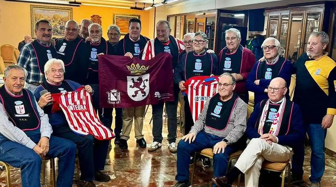 El enfrentamiento entre la Cultural y Deportiva Leonesa y el Sporting de Gij&oacute;n comenz&oacute; a jugarse lejos del c&eacute;sped y antes del pitido inicial. La Pe&ntilde;a Los Leones, vinculada a la Casa de Le&oacute;n en Asturias, celebr&oacute; en Gij&oacute;n su primera comida oficial, una cita gastron&oacute;mica que sirvi&oacute; como antesala del duelo que se disputar&aacute; este s&aacute;bado en el estadio Reino de Le&oacute;n.