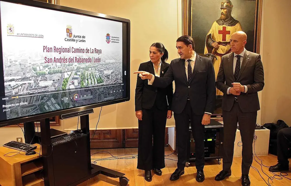 El consejero de Medio Ambiente, Vivienda y Ordenaci&oacute;n del Territorio, Juan Carlos Su&aacute;rez-Qui&ntilde;ones, firma un protocolo con los alcaldes de Le&oacute;n, Jos&eacute; Antonio Diez, y de San Andr&eacute;s del Rabanedo, Ana Fern&aacute;ndez