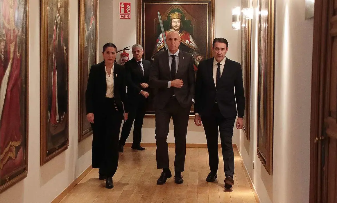 El consejero de Medio Ambiente, Vivienda y Ordenaci&oacute;n del Territorio, Juan Carlos Su&aacute;rez-Qui&ntilde;ones, firma un protocolo con los alcaldes de Le&oacute;n, Jos&eacute; Antonio Diez, y de San Andr&eacute;s del Rabanedo, Ana Fern&aacute;ndez