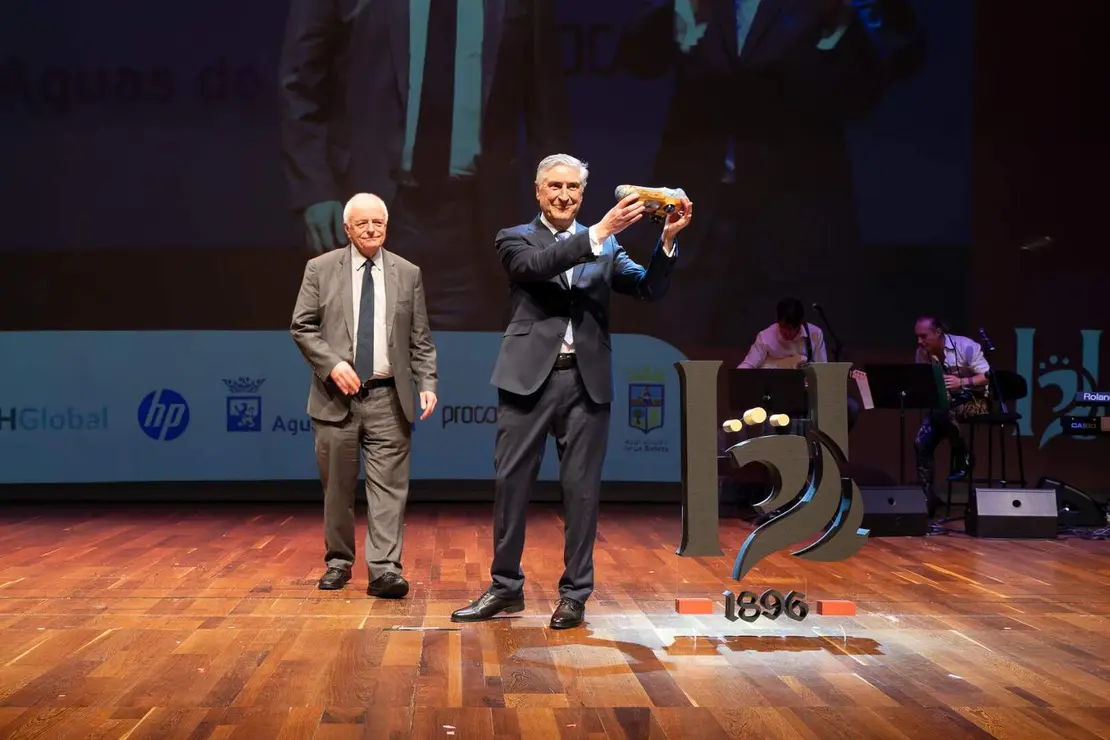 El cient&iacute;fico Jos&eacute; Luis Barredo fue distinguido este jueves con el Premio Ciencia y Divulgaci&oacute;n en el marco de los Premios Compromiso Heraldo de Le&oacute;n, celebrados en el Auditorio de Le&oacute;n con motivo del primer aniversario del diario digital. El galard&oacute;n le fue entregado por Gerardo Guti&eacute;rrez, presidente de la Fundaci&oacute;n Gadea, en reconocimiento a su labor investigadora y a su compromiso con la divulgaci&oacute;n cient&iacute;fica desarrollada desde la provincia.
