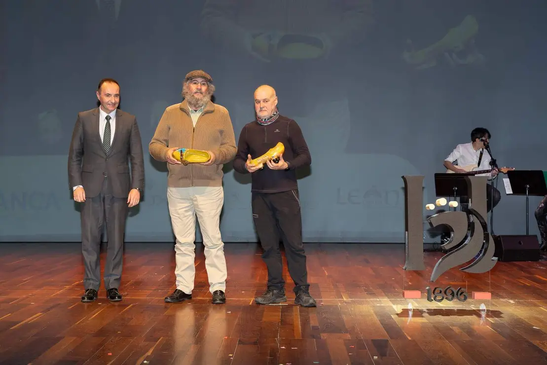 El periodista Fulgencio Fern&aacute;ndez, de La Nueva Cr&oacute;nica, y el fotoperiodista Mauricio Pe&ntilde;a fueron distinguidos este jueves con el Premio Compromiso con la Tierra en el marco de los Premios Compromiso Heraldo de Le&oacute;n, celebrados en el Auditorio de Le&oacute;n con motivo del primer aniversario del diario digital.&nbsp;El galard&oacute;n fue entregado por Javier Cid, CEO de Incosa, en reconocimiento a una trayectoria profesional dedicada a documentar, divulgar y proteger el patrimonio natural y cultural de la provincia. Foto: cara A cara