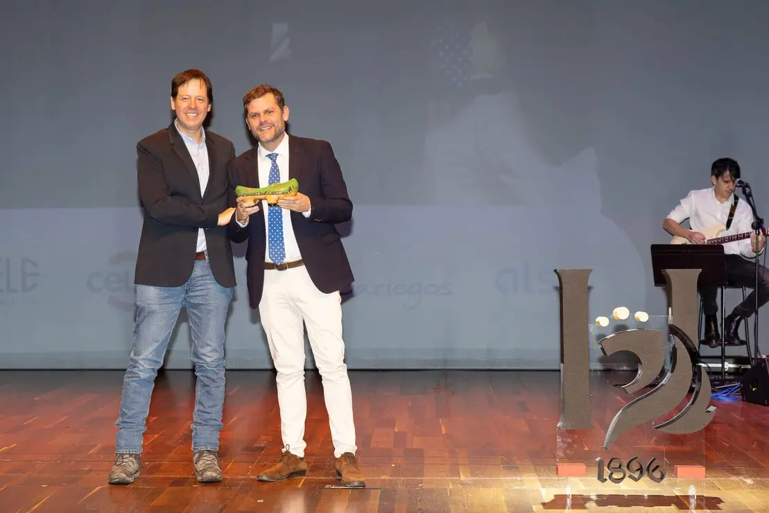 La localidad leonesa de Almanza recibi&oacute; este jueves el Premio Pueblo Referente en el marco de los Premios Compromiso Heraldo de Le&oacute;n, celebrados en el Auditorio de Le&oacute;n con motivo del primer aniversario del diario digital. El galard&oacute;n fue entregado por Paco Fern&aacute;ndez, gerente de iRiego, y recogido por el alcalde del municipio, Javier Santiago V&eacute;lez, en reconocimiento a la labor del pueblo en el desarrollo, la promoci&oacute;n y el fortalecimiento de su comunidad. Galer&iacute;a de fotos: cara a cara
