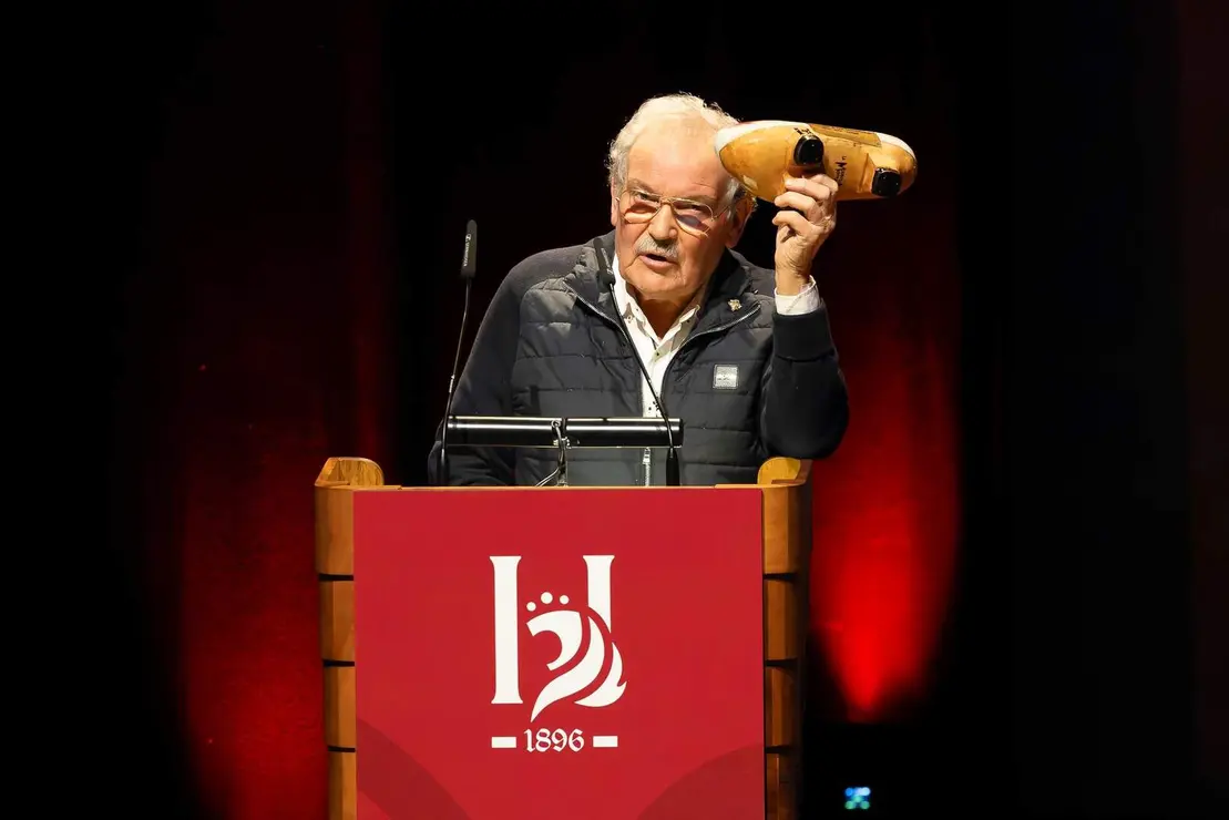 El peri&oacute;dico digital Heraldo de Le&oacute;n reivindic&oacute; este jueves &ldquo;el periodismo comprometido&rdquo; durante la gala de celebraci&oacute;n de su primer aniversario, para cuya conmemoraci&oacute;n se procedi&oacute; a la entrega de los I Premios Compromiso, con los que reconoci&oacute; a personas e instituciones &ldquo;referentes&rdquo; en la provincia. En la imagen, Prada 'A Tope' con su madre&ntilde;a. Fotos: cara A cara