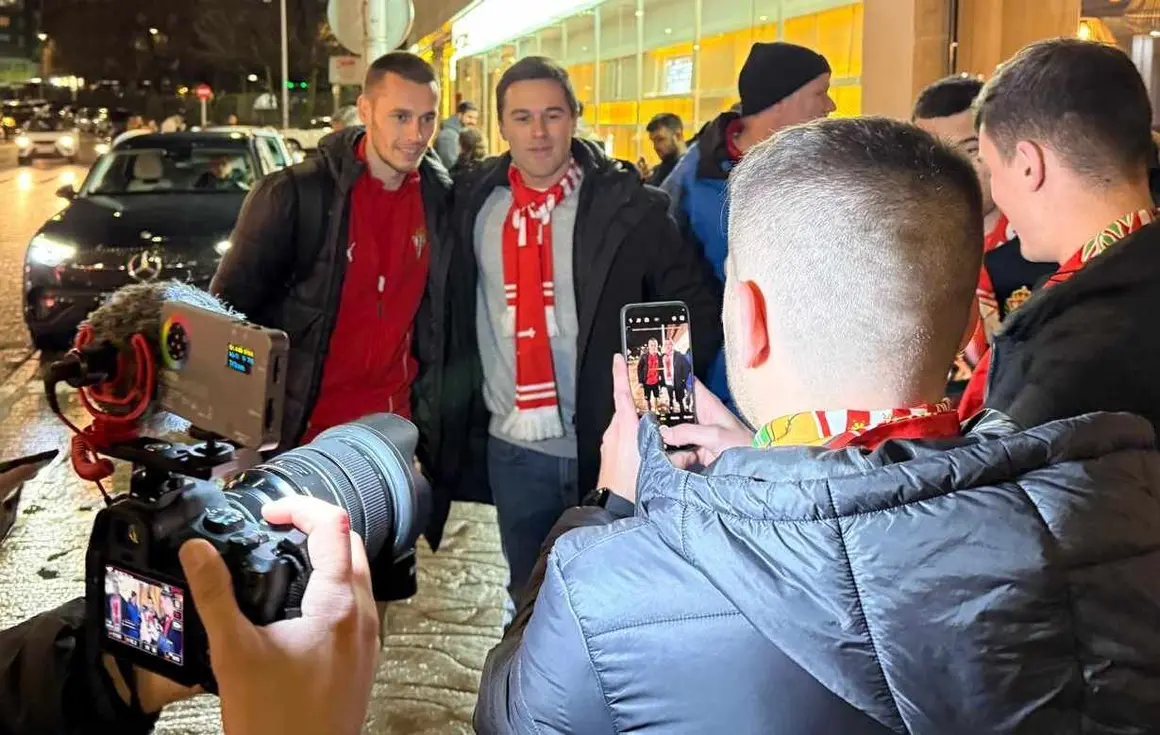Hoy s&aacute;bado ya es d&iacute;a de f&uacute;tbol grande para el sportinguismo (y para el culturalismo). Desde primera hora, miles de aficionados rojiblancos ponen rumbo a Le&oacute;n para respaldar al equipo en uno de los desplazamientos m&aacute;s cercanos de la temporada. Ayer, los seguidores asturianos ya recibieron a su equipo en el hotel de concentraci&oacute;n, una prueba de que la expectaci&oacute;n es m&aacute;xima.
