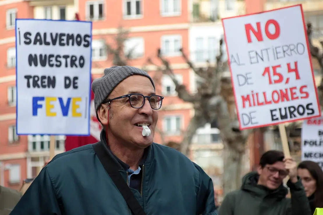 La Plataforma en Defensa de Feve llev&oacute; a cabo un nuevo corte de tr&aacute;fico este s&aacute;bado para reclamar la llegada del tren al centro de Le&oacute;n. Foto: Peio Garc&iacute;a