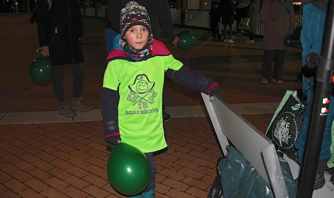 Sergio Li&eacute;bana, rodeado de amigos y familiares