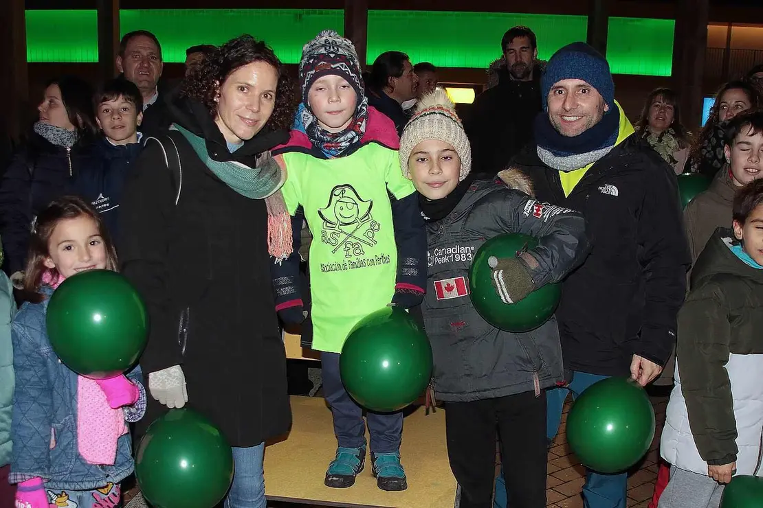 Sergio Li&eacute;bana, rodeado de amigos y familiares