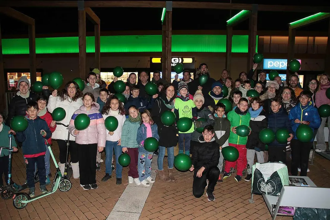 Sergio Li&eacute;bana, rodeado de amigos y familiares