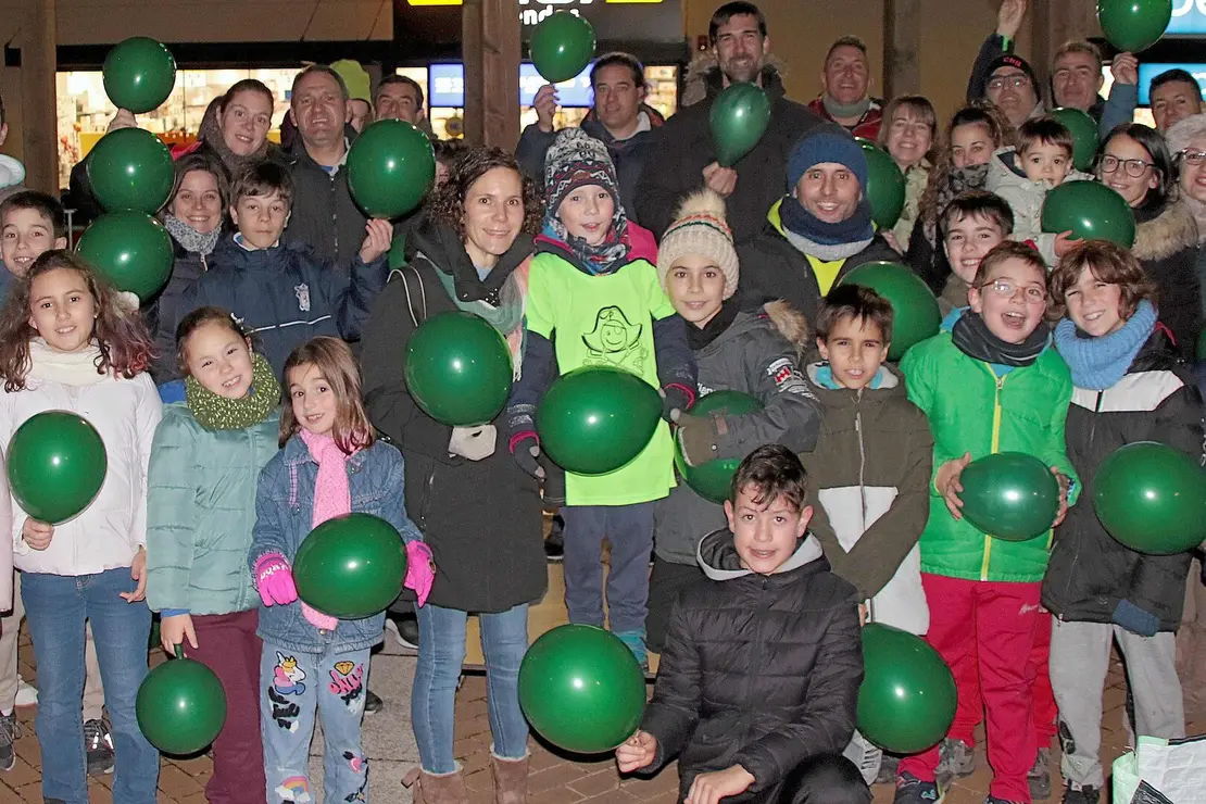 Sergio Li&eacute;bana, rodeado de amigos y familiares. Foto: Peio Garc&iacute;a