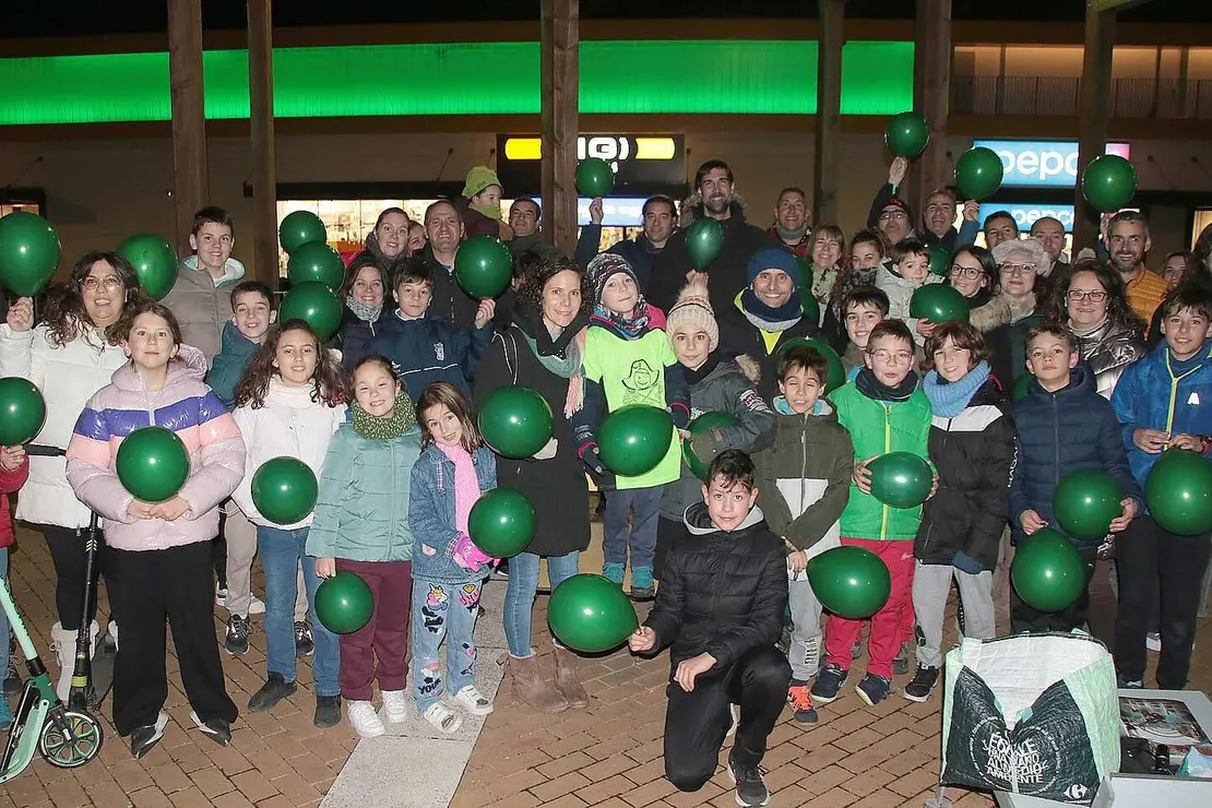 Sergio Li&eacute;bana, rodeado de amigos y familiares