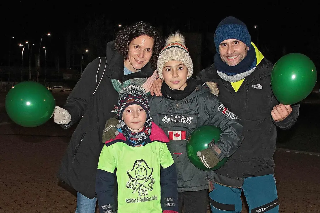 Sergio Li&eacute;bana, rodeado de amigos y familiares