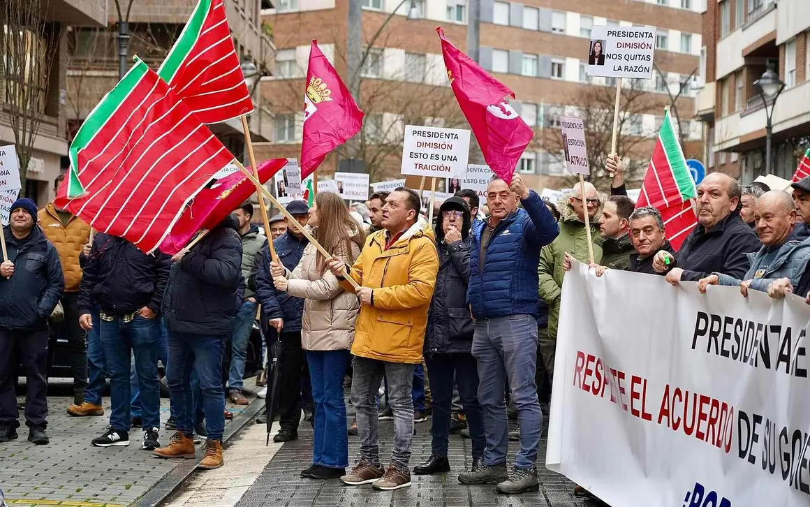 Los regantes del P&aacute;ramo Bajo de Le&oacute;n se movilizan ante la CHD para exigir que cumpla los compromisos firmados. Fotos: Leticia P&eacute;rez