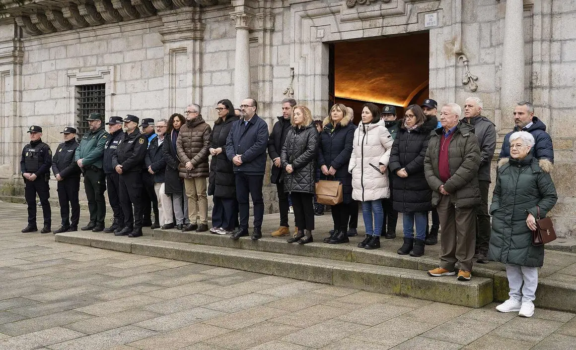 Minuto de silencio en el ayuntamiento de Ponferada por el accidente ferroviario de Adamuz (C&oacute;rdoba)