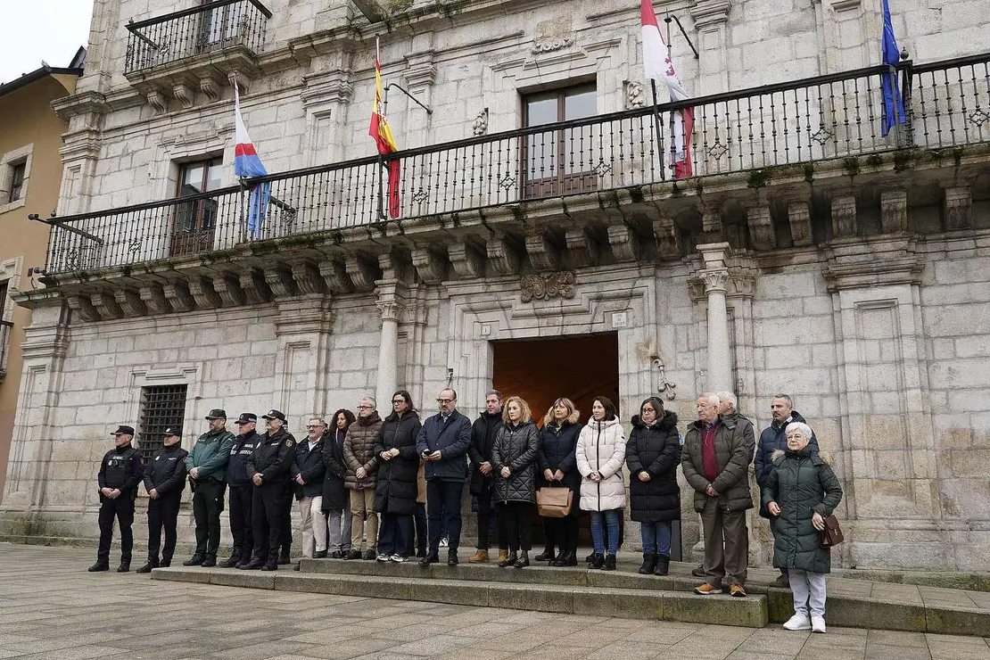 Minuto de silencio en el ayuntamiento de Ponferada por el accidente ferroviario de Adamuz (C&oacute;rdoba)