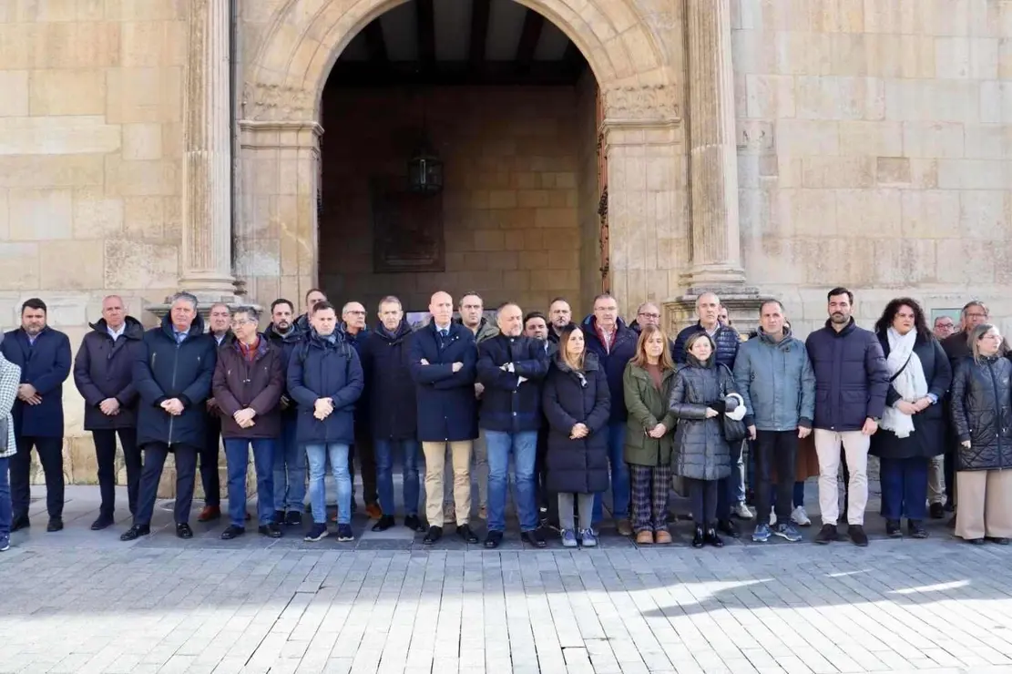 Minuto de silencio frente a la Diputaci&oacute;n de Le&oacute;n en recuerdo de las v&iacute;ctimas del accidente ferroviario que se ha producido en Adamuz