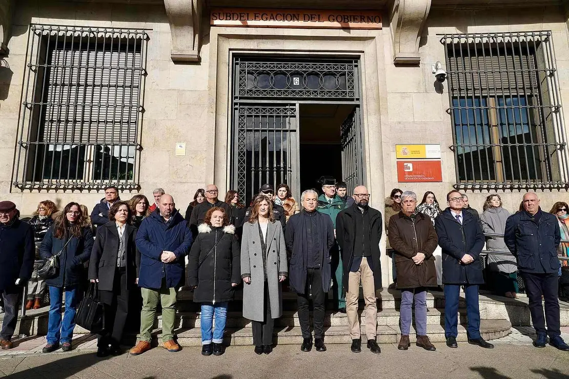 El delegado del Gobierno asiste en Le&oacute;n al minuto de silencio por las v&iacute;ctimas del accidente ferroviario en Adamuz (C&oacute;rdoba)
