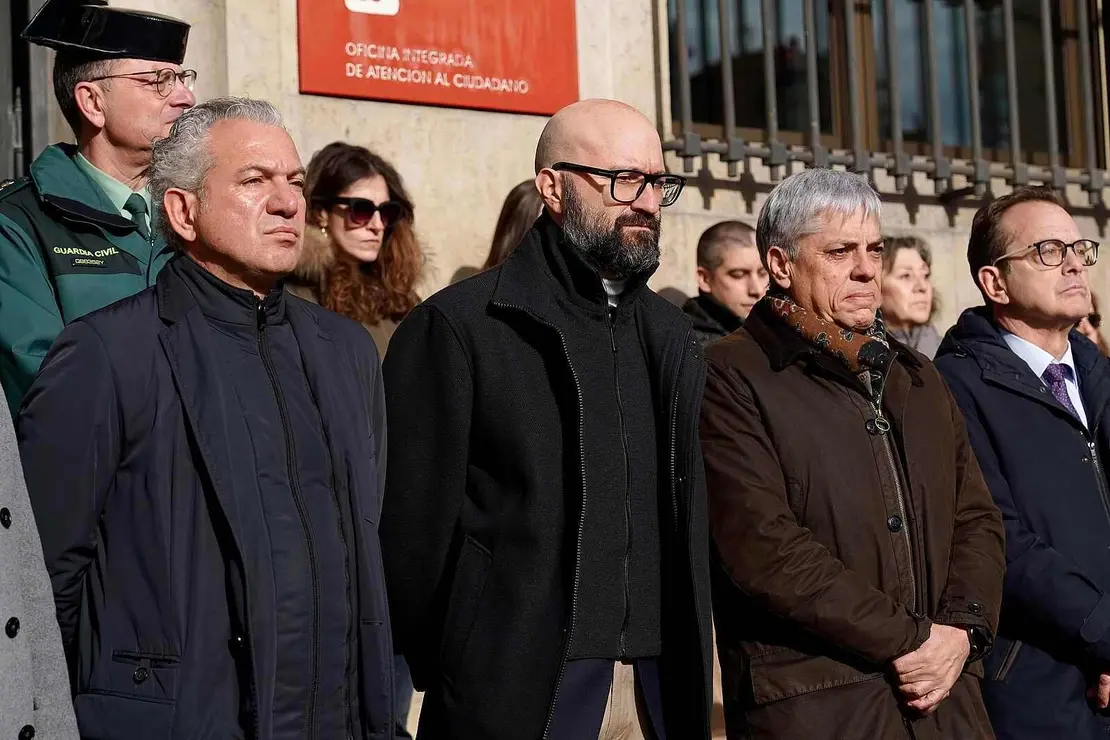 El delegado del Gobierno asiste en Le&oacute;n al minuto de silencio por las v&iacute;ctimas del accidente ferroviario en Adamuz (C&oacute;rdoba)