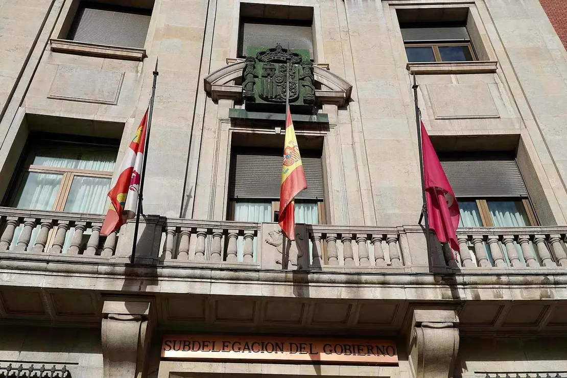 El delegado del Gobierno asiste en Le&oacute;n al minuto de silencio por las v&iacute;ctimas del accidente ferroviario en Adamuz (C&oacute;rdoba)