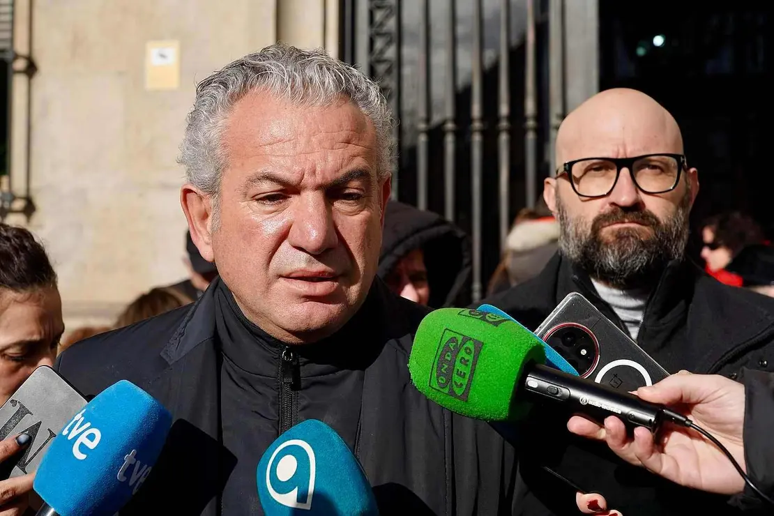 El delegado del Gobierno asiste en Le&oacute;n al minuto de silencio por las v&iacute;ctimas del accidente ferroviario en Adamuz (C&oacute;rdoba). Foto: Campillo
