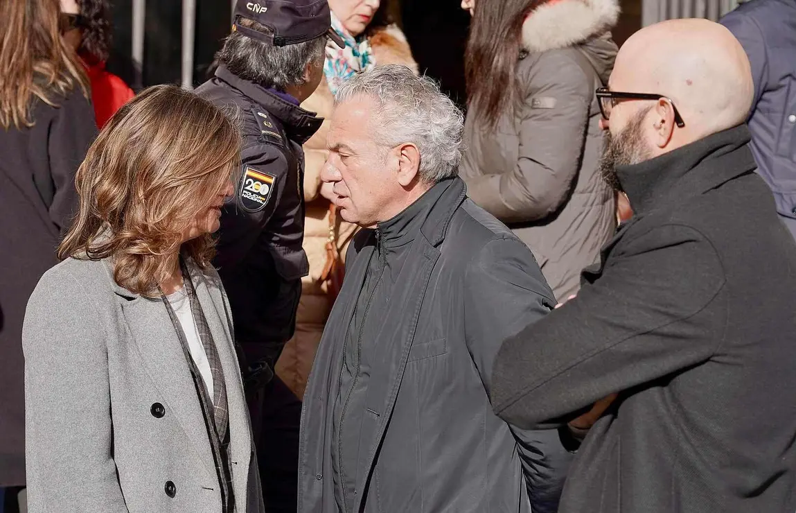 El delegado del Gobierno asiste en Le&oacute;n al minuto de silencio por las v&iacute;ctimas del accidente ferroviario en Adamuz (C&oacute;rdoba)