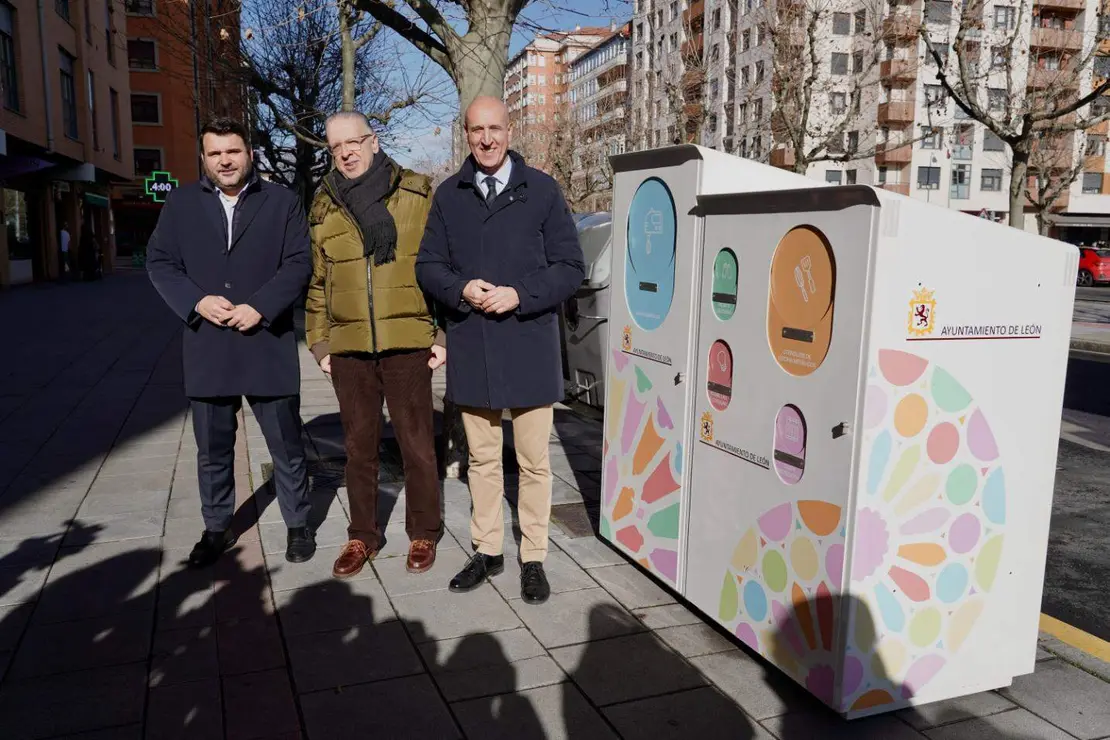 El alcalde de Le&oacute;n, Jos&eacute; Antonio Diez, presenta los nuevos puntos limpios de proximidad. Foto: Campillo.