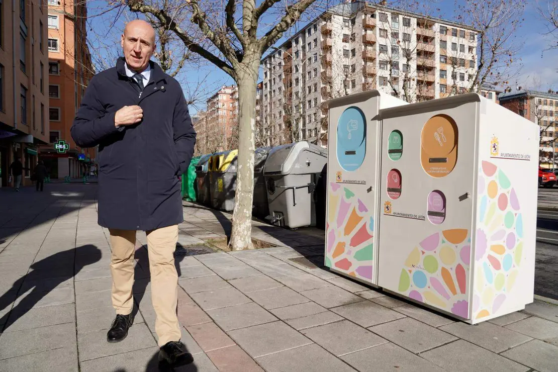 El alcalde de Le&oacute;n, este lunes, durante la presentaci&oacute;n de nuevos contenedores para la ciudad. Foto: Campillo