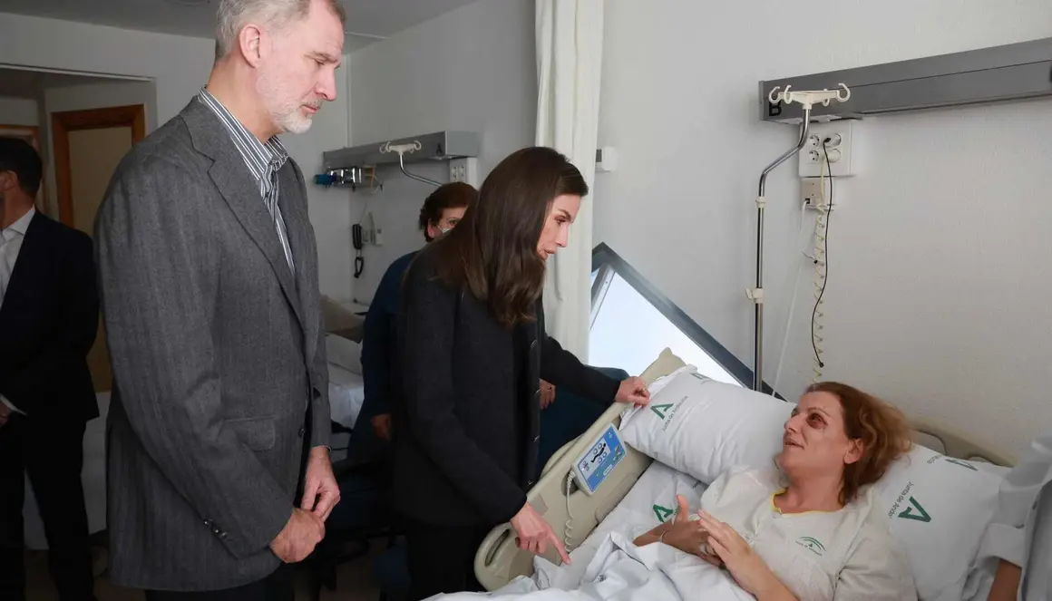 Felipe VI y la reina Letizia se trasladaron este martes a Adamuz, C&oacute;rdoba, para conocer de cerca los efectos del accidente ferroviario ocurrido el pasado domingo. Los monarcas inspeccionaron los vagones siete y ocho del tren Iryo, los m&aacute;s da&ntilde;ados del convoy, observando maletas y prendas dispersas y conversando con miembros de la UME, bomberos y sanitarios que intervinieron en la emergencia. Adem&aacute;s visitaron a los heridos as&iacute; como a las familias de los fallecidos.