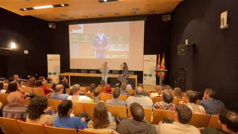 Carolina Mar&iacute;n, durante su charla en la empresa mAbxience del Parque Tecnol&oacute;gico de Le&oacute;n.