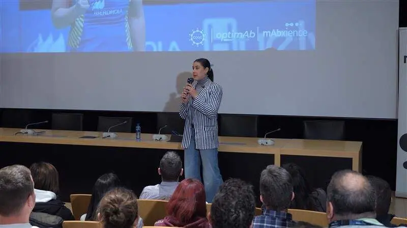 Carolina Mar&iacute;n, durante su charla en la empresa mAbxience del Parque Tecnol&oacute;gico de Le&oacute;n.