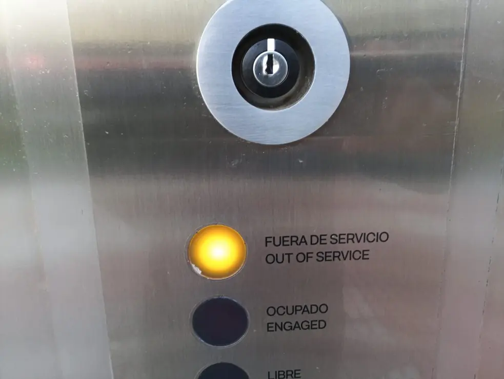 El urinario p&uacute;blico de Papalaguinda sigue cerrado tres meses despu&eacute;s por falta de conexi&oacute;n el&eacute;ctrica mientras los usuarios denuncian fallos en el resto de sanitarios, especialmente en el ubicado en Condesa de Sagasta.