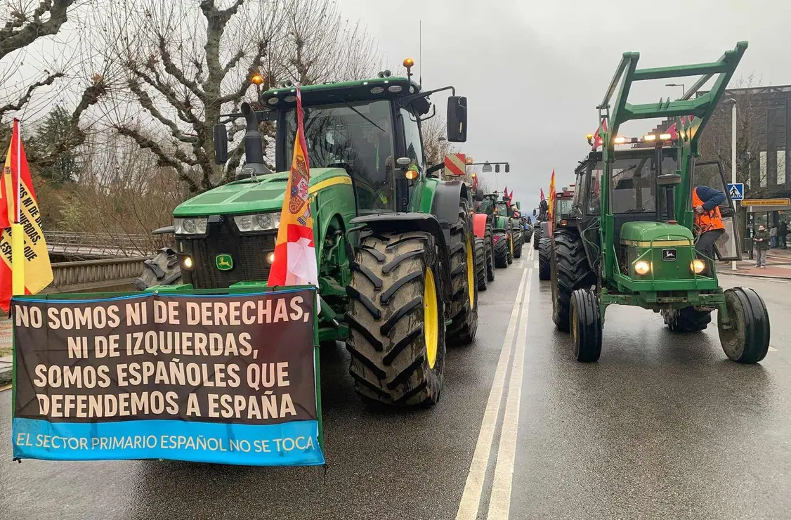 Setenta tractores y m&aacute;s de 500 agricultores inundan el centro de la ciudad con pancartas y bocinas para denunciar la agresi&oacute;n al campo. Fotos: A.F. Reca