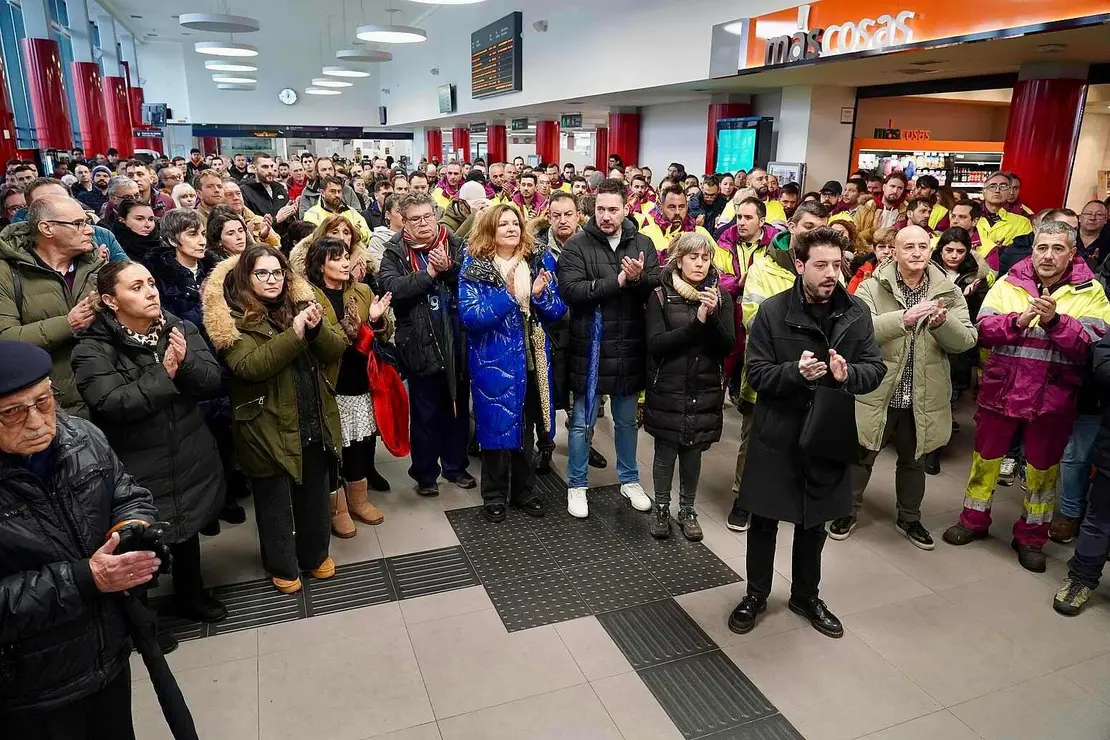 Los comit&eacute;s provinciales de RENFE y ADIF de Le&oacute;n, guardan un minuto de silencio en solidaridad con las v&iacute;ctimas de los accidentes ferroviarios