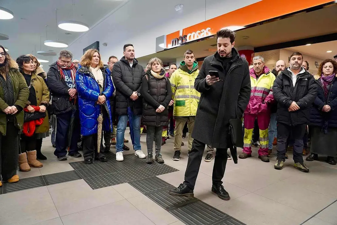 Los comit&eacute;s provinciales de RENFE y ADIF de Le&oacute;n, guardan un minuto de silencio en solidaridad con las v&iacute;ctimas de los accidentes ferroviarios. Foto: Campillo