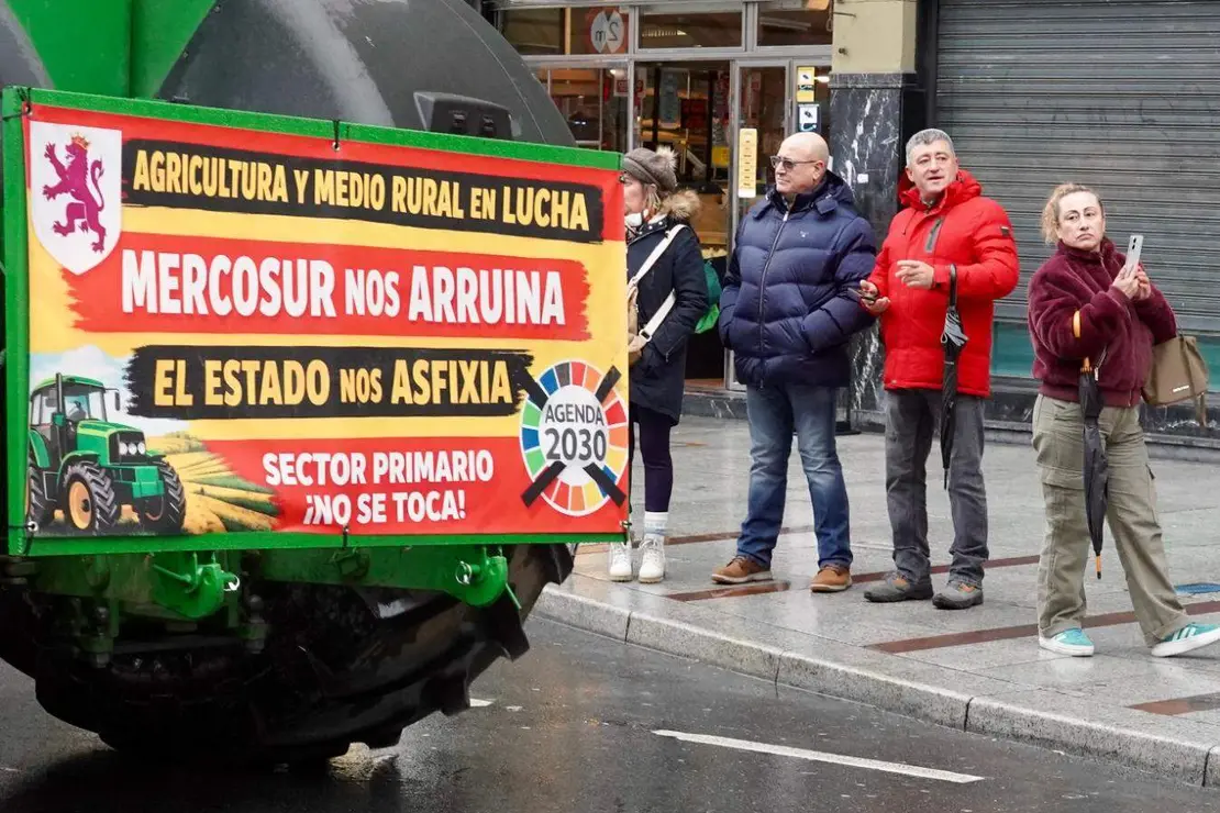 Imagen de la tractorada por el centro de Le&oacute;n que este mi&eacute;rcoles recorri&oacute; las calles de la capital. Foto: Campillo