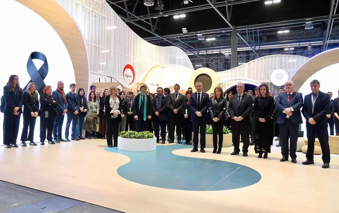 El ministro de Industria y turismo Jordi Hereu Boher, asiste al minuto de silencio por las v&iacute;ctimas del accidente ferroviario de Adamuz, (C&oacute;rdoba).