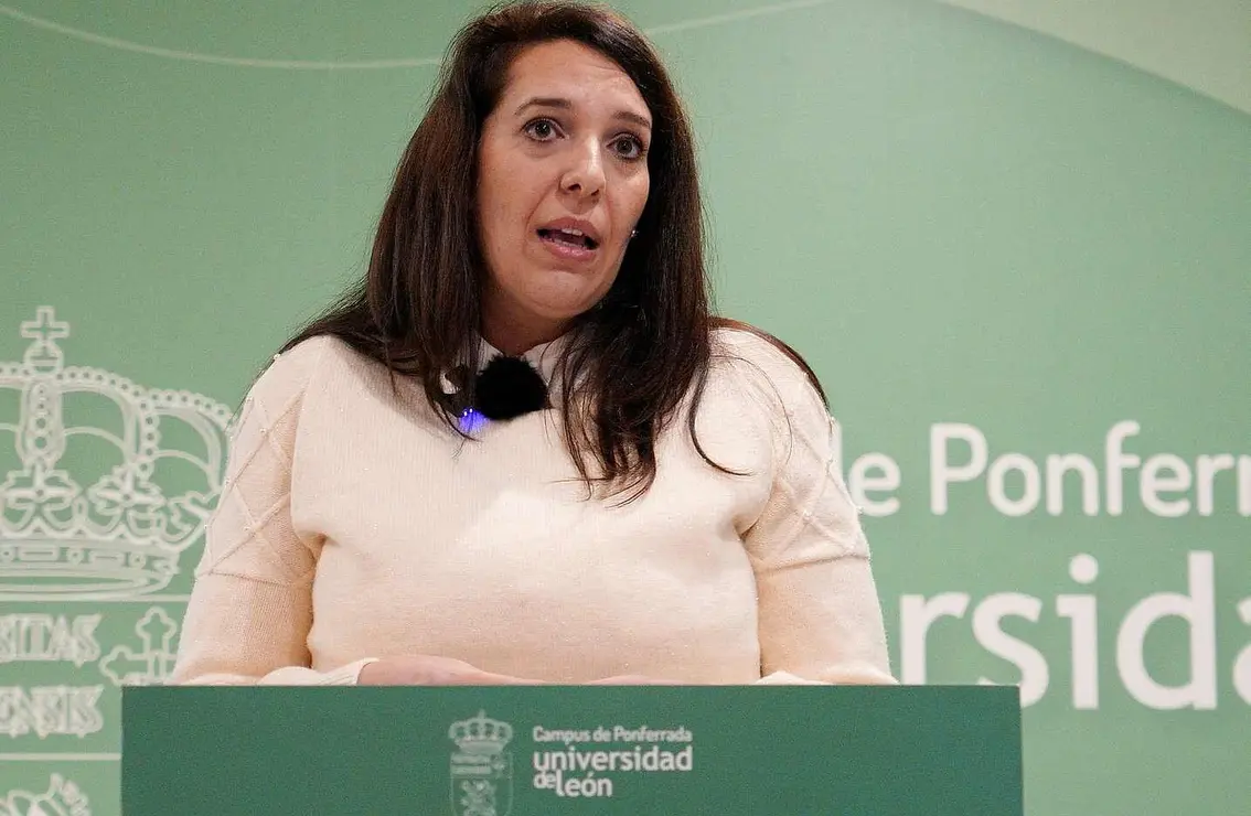La vicerrectora del Campus de Ponferrada, Pilar Marqu&eacute;s (I), junto al vicerrector de Investigaci&oacute;n y Transferencia, Santiago Guti&eacute;rrez, durante la presentaci&oacute;n de la nueva investigadora del programa Ram&oacute;n y Cajal de la Universidad de Le&oacute;n, Noelia Fl&oacute;rez (C). Foto: C&eacute;sar S&aacute;nchez