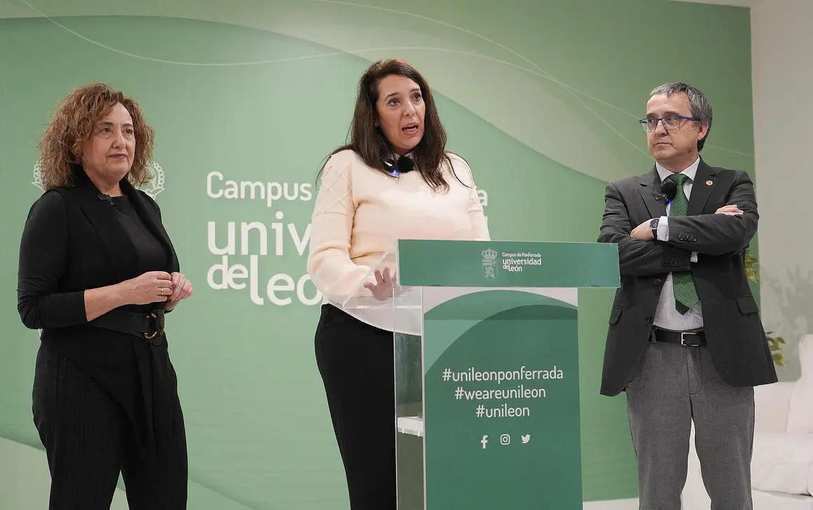 La vicerrectora del Campus de Ponferrada, Pilar Marqu&eacute;s (I), junto al vicerrector de Investigaci&oacute;n y Transferencia, Santiago Guti&eacute;rrez, durante la presentaci&oacute;n de la nueva investigadora del programa Ram&oacute;n y Cajal de la Universidad de Le&oacute;n, Noelia Fl&oacute;rez (C)