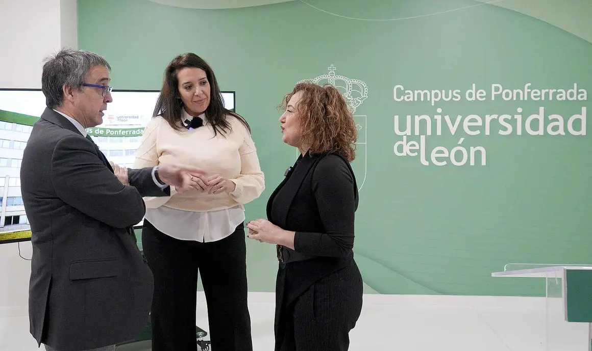 La vicerrectora del Campus de Ponferrada, Pilar Marqu&eacute;s (I), junto al vicerrector de Investigaci&oacute;n y Transferencia, Santiago Guti&eacute;rrez, durante la presentaci&oacute;n de la nueva investigadora del programa Ram&oacute;n y Cajal de la Universidad de Le&oacute;n, Noelia Fl&oacute;rez (C)