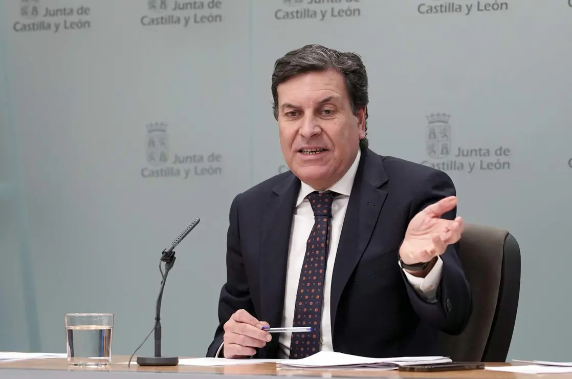 El consejero de Econom&iacute;a y Hacienda y portavoz, Carlos Fern&aacute;ndez Carriedo, comparece en rueda de prensa posterior al Consejo de Gobierno. Foto: Rub&eacute;n Cacho.