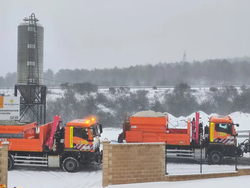 El operativo anti nieve de la Nacional 6 en el Puerto del Manzanal este viernes.