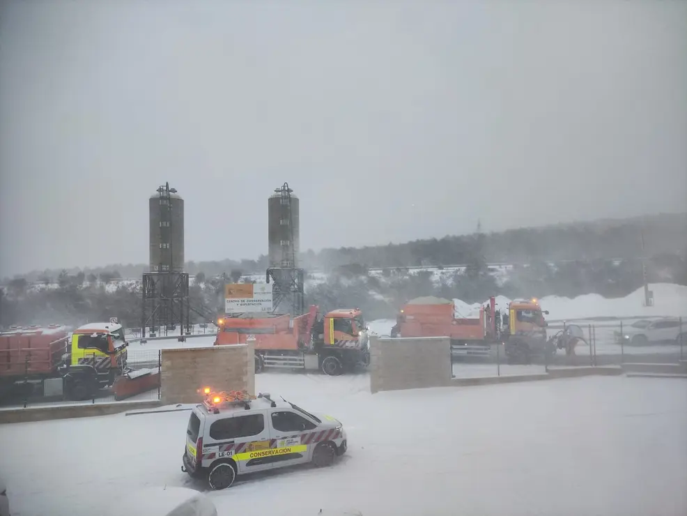 El operativo anti nieve de la Nacional 6 en el Puerto del Manzanal este viernes.&nbsp;