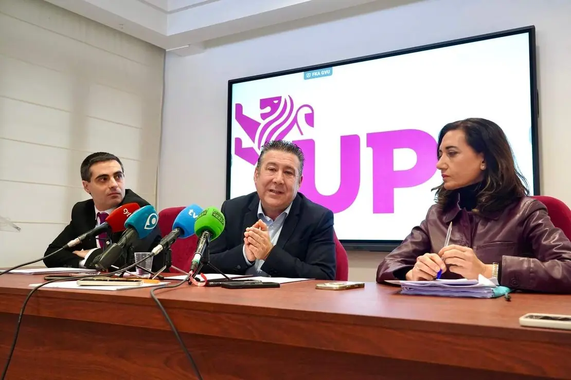 La secretaria general de Uni&oacute;n del Pueblo Leon&eacute;s, Alicia Gallego, el vicesecretario general, Luis Mariano Santos, y el presidente, Carlos J. Salgado, valoran la legislatura que acaba de concluir en las Cortes de Castilla y Le&oacute;n