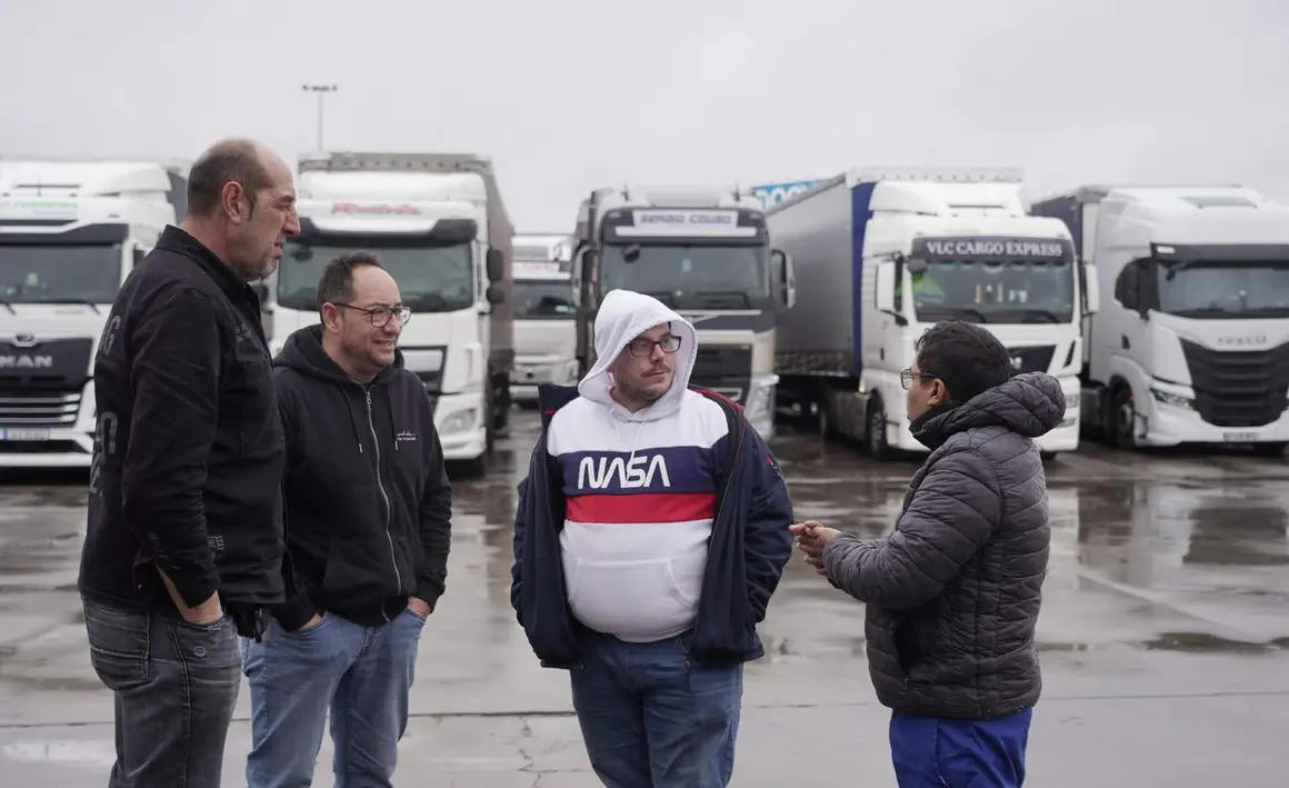 Embolsamiento de camiones en la A-66 en Villama&ntilde;&aacute;n. Foto: Rub&eacute;n Cacho